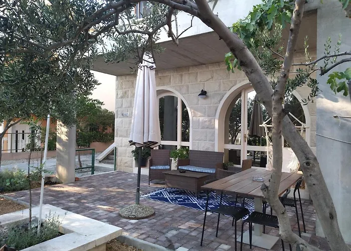 Holiday Home With Free Parking By The Beach
