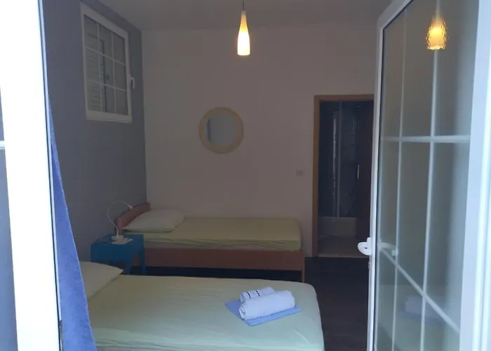 Holiday Home With Free Parking By The Beach