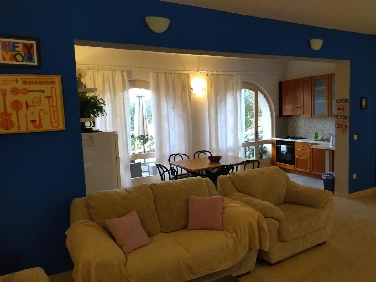 With Free Parking By The Holiday home