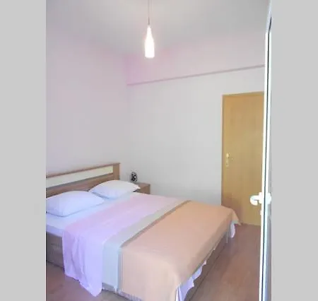 Holiday Home With Free Parking By The Beach Brela Room photo