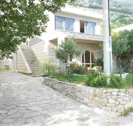 Holiday Home With Free Parking By The Beach Brela Room photo