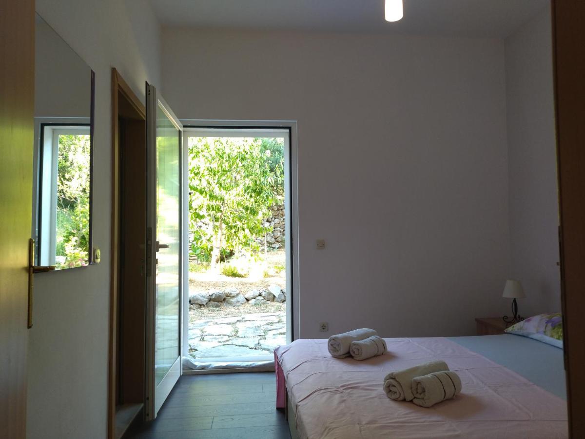 With Free Parking By The Nyaraló Brela